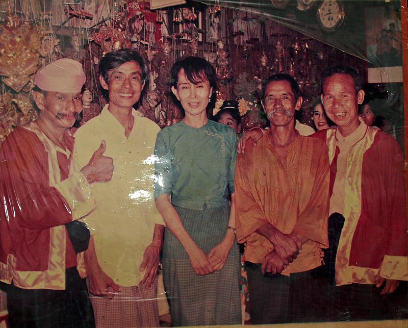 Burma III-060-Seib-2014.jpg - The Moustache Brothers with National League for Democracy-Chairperson Aung San Suu Kyi, in the early 1990s (Photo of the photo by Roland Seib)